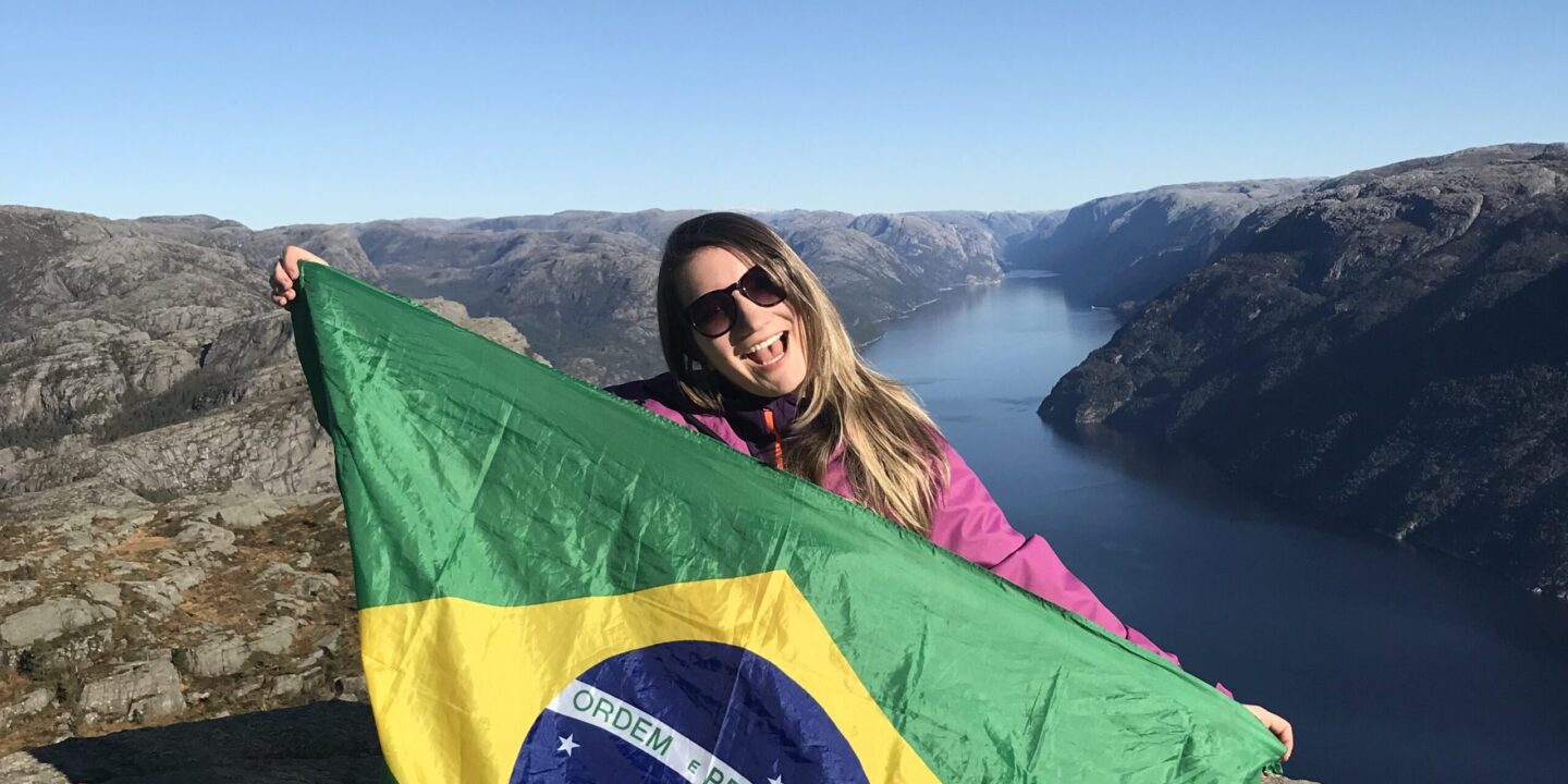 Bilde: Henriette på Preikestolen med et brasiliansk flagg